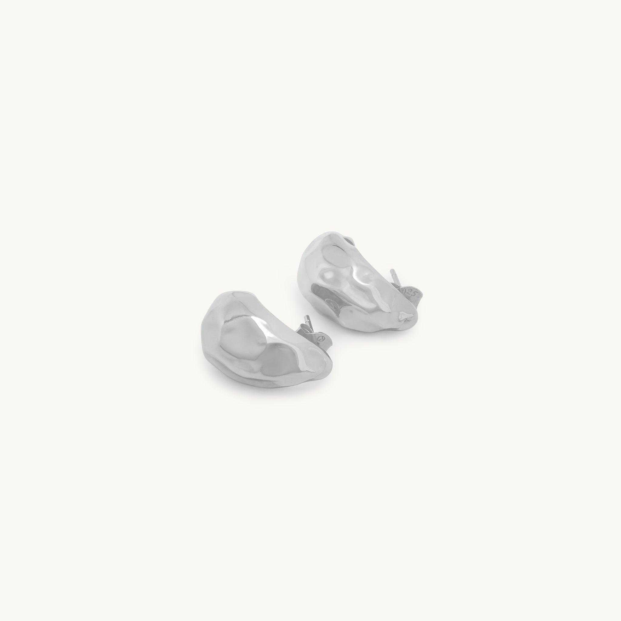 Boucles d'oreilles au bord de la mer